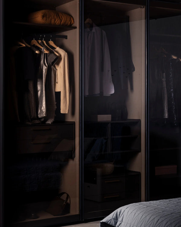 Website_Wardrobe_Gallery_Onyx_ (1).webp